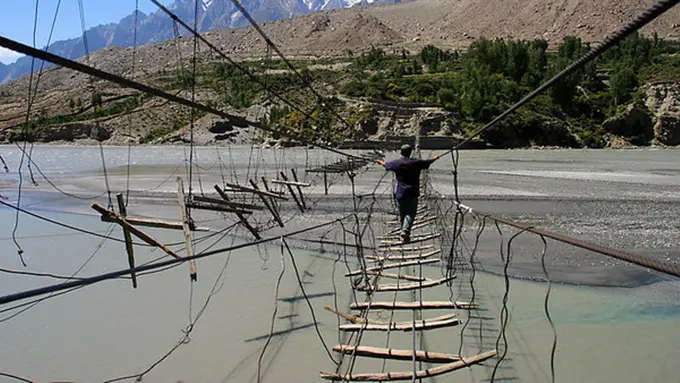 Uji Nyali dengan Melewati 7 Jembatan Paling Esktrem di Bumi