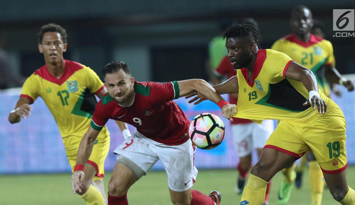 Pemain depan Timnas Indonesia, Illija Spasojevic (kedua kiri) berebut bola dengan bek Guyana, Jelani Smith di Stadion Patriot Candrabhaga, Bekasi, Sabtu (25/11). Spaso mencetak dua gol dan membawa Indonesia unggul 2-1. (Liputan6.com/Helmi Fithriansyah)
