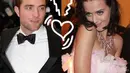 Tak hanya itu, Robert Pattinson dan Katy Perry pun terlihat nyaman bersama. (Perez Hilton)