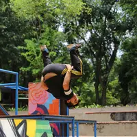 Taman Puring, Jakarta Selatan jadi tempat latihan komunitas Parkour Jakarta. (Fimela.com/Adrian Putra)