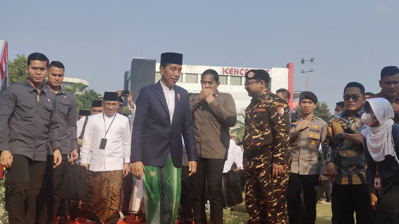 Presiden Joko Widodo usai menjadi pembina apel peringatan Hari Santri Nasional di Tugu Pahlawan Surabaya, Jawa Timur.