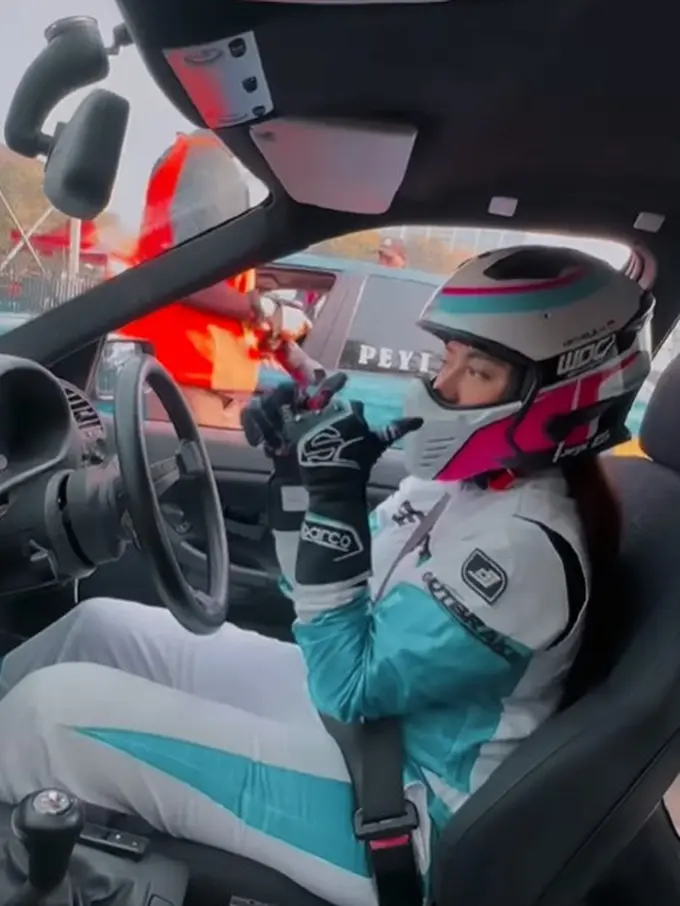 Potret Nathalie Holscher saat drifting dengan pakaian lengkap (Sumber: Instagram/nathalieholscher)