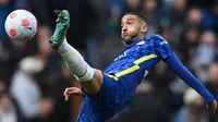 Hakim Ziyech. Gelandang serang asal Maroko berusia 29 tahun yang telah 2 musim memperkuat Chelsea ini didatangkan dari Ajax Amsterdam pada awal musim 2020/2021 dengan nilai transfer sebesar 40 juta euro. Hakim Ziyech sendiri didatangkan Ajax dari FC Twente dengan mahar senilai 11 juta euro pada awal musim 2016/2017. (AFP/Glyn Kirk)