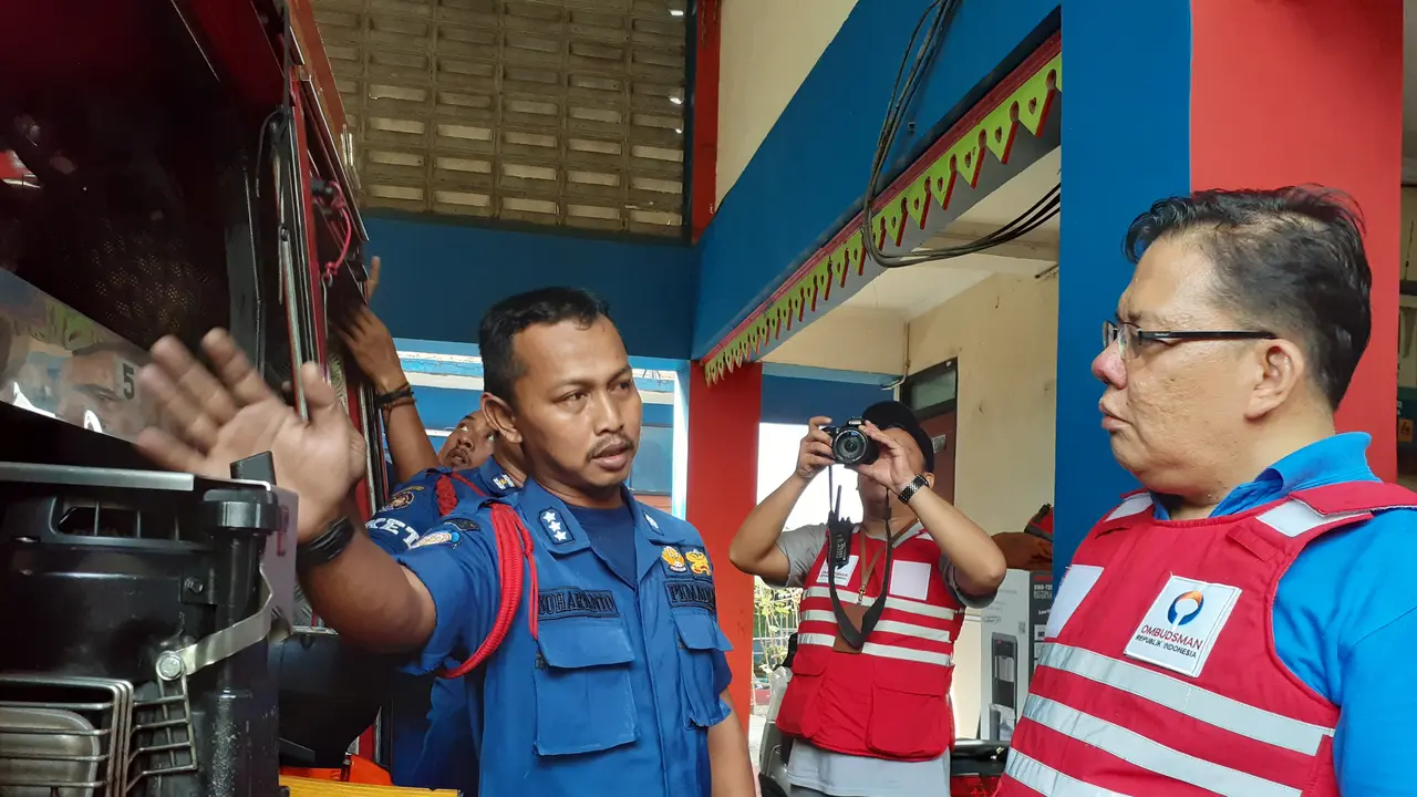 Anggota Ombudsman, Adrianus Meliala Saat Meninjau Kantor Pemadam Kebakaran Koja, Jakarta Utara, Jumat (7/6/2019. (Foto: Merdeka.com))