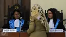 Perwakilan Dinas Pendidikan Bidang SDM, Rr. Woerie Vive menyerahkan dokumen saat siadang di PTUN Jakarta Timuri, Jakarta, Rabu (16/9/2015). (Liputan6.com/Yoppy Renato)