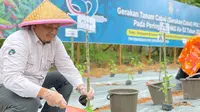 Perwakilan managemen PT PAMA saat melakukan penanaman pohon cabai dan pohon buah bersama pemerintah Kota Balikpapan, sebagai wujud kepedulian terhadap lingkungan.