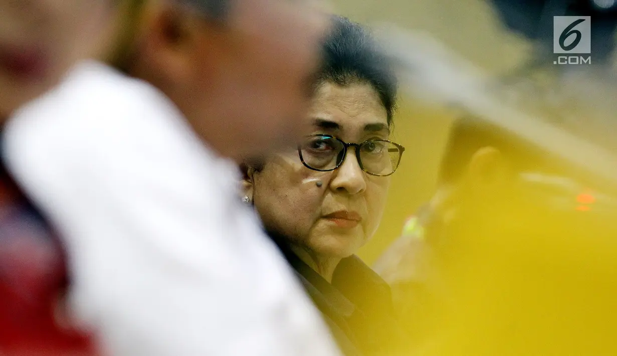 Menteri Kesehatan Nila Moeloek saat Rapat Dengar Pendapat (RPD) dengan Komisi IX DPR, di Kompleks Parlemen Senayan, Jakarta, Senin (27/8). (Liputan6.com/JohanTallo)