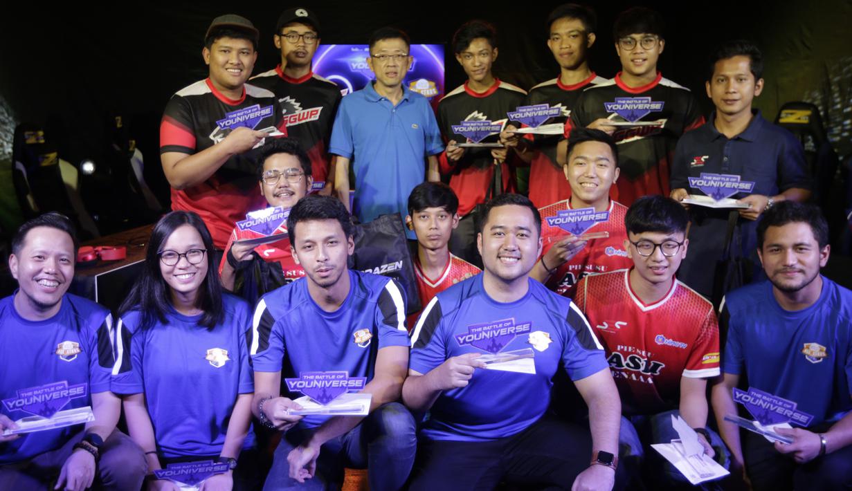 Tim Arena of Valor (AOV), GGWP, bersama SES dan KLY All Star foto bersama usai laga The Battle of Youniverse di KLY Lounge, Jakarta, Jumat (7/12). GGWP berhasil mengalahkan SES. (Bola.com/Vitalis Yogi Trisna)