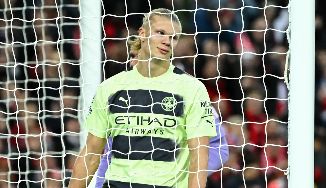 Menit ke-53, gawang Liverpool sempat dijebol oleh Phil Foden. Ia menyambar bola yang sukses direbut Erling Haaland dari tangkapan Alisson. Akan tetapi, gol tersebut dianulir wasit setelah meninjau VAR. Sebelumnya, Haaland tertangkap melakukan pelanggaran kepada Fabinho. (AFP/Oli Scarff)