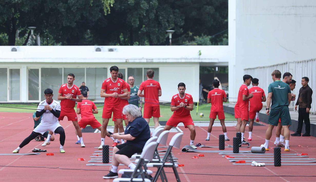 Latihan perdana dipimpin langsung pelatih John Herdman. Tampak dalam foto, pemain Timnas Indonesia saat mengikuti sesi latihan perdana di Lapangan Stadion Madya, Kompleks Gelora Bung Karno, Senayan, Jakarta, Selasa (24/3/2026). (Bola.com/M Iqbal Ichsan)