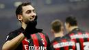 Pemain AC Milan, Hakan Calhanoglu, melakukan selebrasi usai mencetak gol ke gawang Lazio pada laga Liga Italia di Stadion San Siro, Rabu (23/12/2020). AC Milan menang dengan skor 3-2. (AP/Luca Bruno)