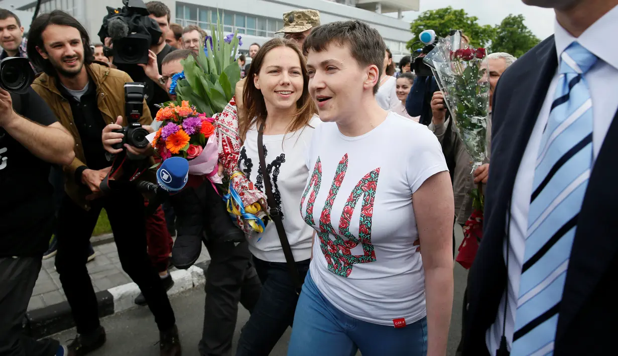 Pilot perempuan Ukraina, Nadezhda Savchenko saat tiba di Bandara Boryspil, Kiev, Rabu (25/5).  Savchenko dibebaskan setelah ditukar dengan dua orang warga Rusia yang tertangkap dan ditahan di Ukraina sejak tahun lalu. (REUTERS/Gleb Garanich)