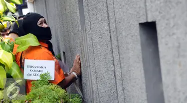 Tersangka kasus perampokan disertai penyanderaan melakukan adegan rekonstruksi kejadian di Jalan Metro Hijau IX, Jakarta, Selasa (13/9). 60 adegan reka ulang kejadian diperagakan tersangka. (Liputan6.com/Helmi Fithriansyah)