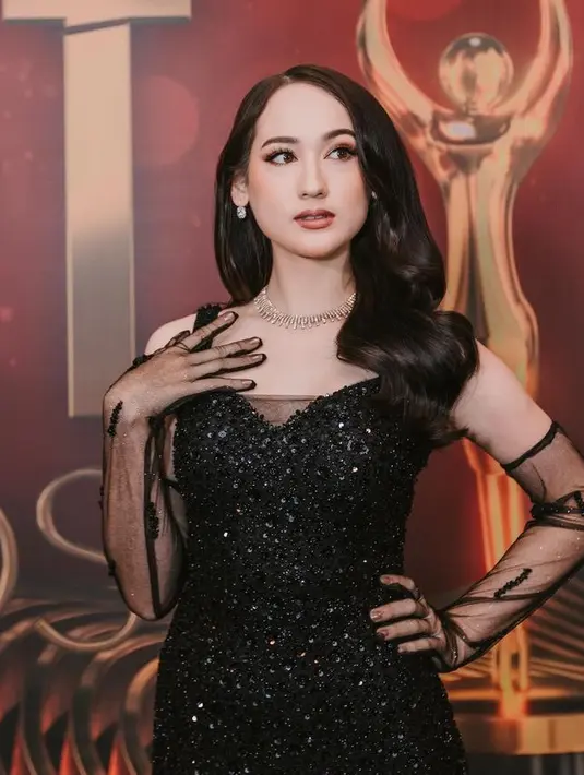 Wajahnya dipulas oleh MUA Slam Wiyono. Sang MUA pun mengaplikasikan makeup bernuansa coklat, seperti blush on dan lipstiknya. Rambut panjangnya dibiarkan terurai bergaya wavy tanpa poni.  [@morizsey]