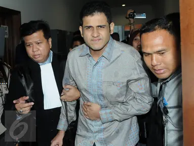 Muhammad Nazaruddin usai sidang pembacaan dakwaan dalam perkara dugaan tindak pidana pencucian uang (TPPU) di Pengadilan Tipikor, Jakarta, (10/12). Usai sidang Dakwaan Mantan Bendahara Demokrat sakit lambung. (Liputan6.com/Helmi Afandi)