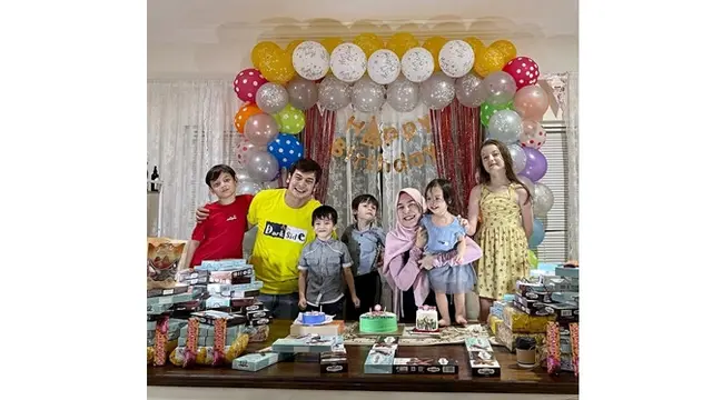 6 Potret Boy Hamzah dan Rina Amalia, Istri Ingin Lepas Hijab Usai Disebut Tua