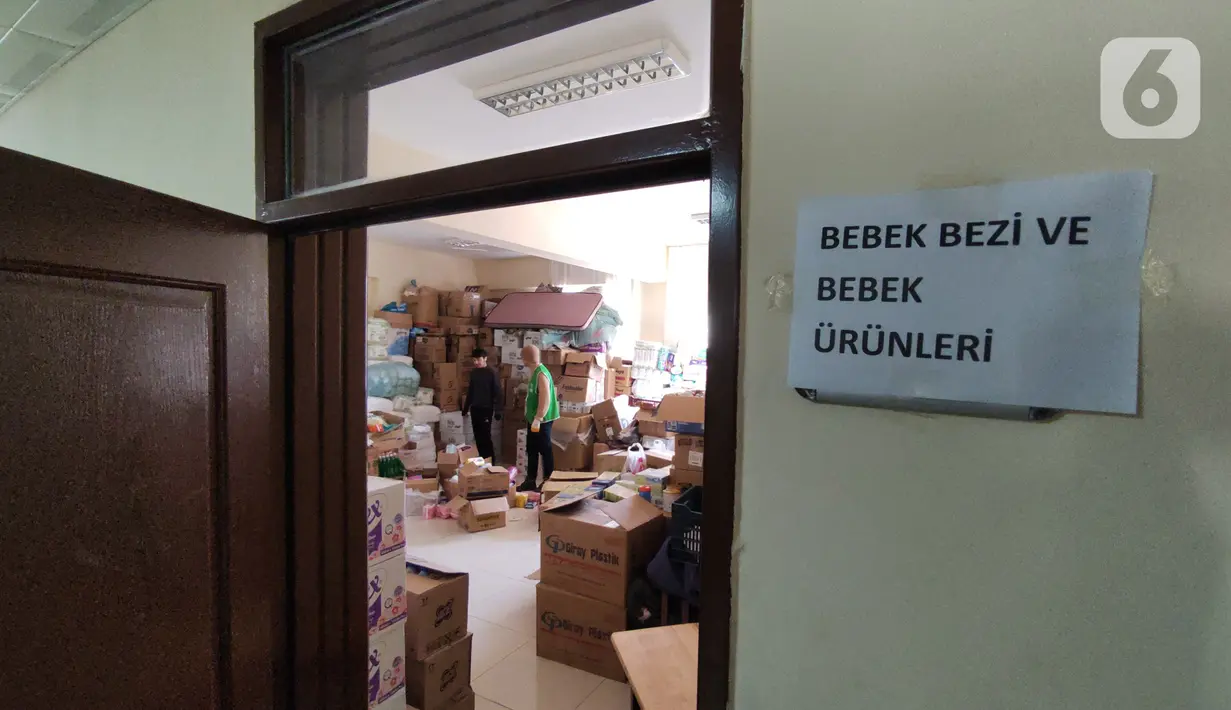 Anggota IHH saat menyortir bantuan logistik untuk korban gempa di Kota Antakya, Provinsi Hatay, Turki (19/2/2023). Posko logistik juga menjadi dapur umum bagi para pengungsi korban gempa. Di dapur umum ini sebanyak 15 ribu porsi makanan dalam sehari siap dibagikan kepada para penyintas. Jumlah tersebut dibagi ke dalam lima kali penyajian. (Liputan6.com/Andry Haryanto)