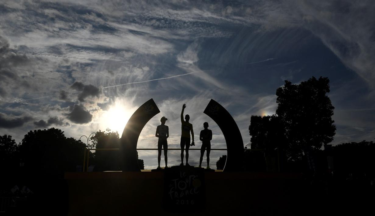 Siluet Romain Bardet (kiri), juara Tour de France 2016 Christopher Froome (tengah), dan Nairo Quintana, saat berada di podium setelah etape terakhir finis di Champs-Elysees, Paris, (24/7/2016). (AFP/Jeff Pachoud)