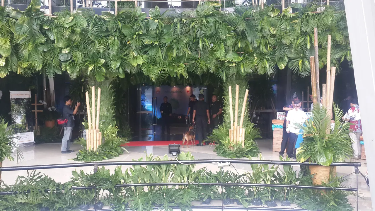 Suasana depan Teater Jakarta dipenuhi aksesori daun jelang perayaan HUT Ketua Umum PDIP Megawati Soekarnoputri.