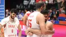 Para pemain Iran memeluk Haddadi dengan erat, mereka tampak haru melepas sang legenda yang memutuskan pensiun. (Bola.com/M Iqbal Ichsan)