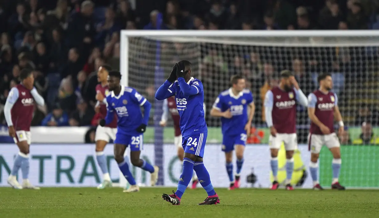 <p>Kiernan Dewsbury-Hall diusir wasit setelah mendapat kartu kuning kedua. (Tim Goode/PA via AP)</p>