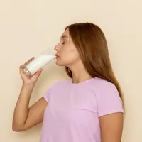 Meski praktis, minum langsung dari kemasan dapat memperkenalkan bakteri dari mulut ke dalam susu. (Foto/Dok: freepik.com/KamranAydinov)