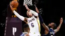 Aksi pemain Lakers,  Jordan Clarkson (tengah) melewati adangan pemain Denver Nuggets, Will Barton (kanan) pada laga NBA basketball game di Staples Center, Los Angeles, (19/11/2017). Lakers menang 127-109. (AP/Ringo H.W. Chiu)