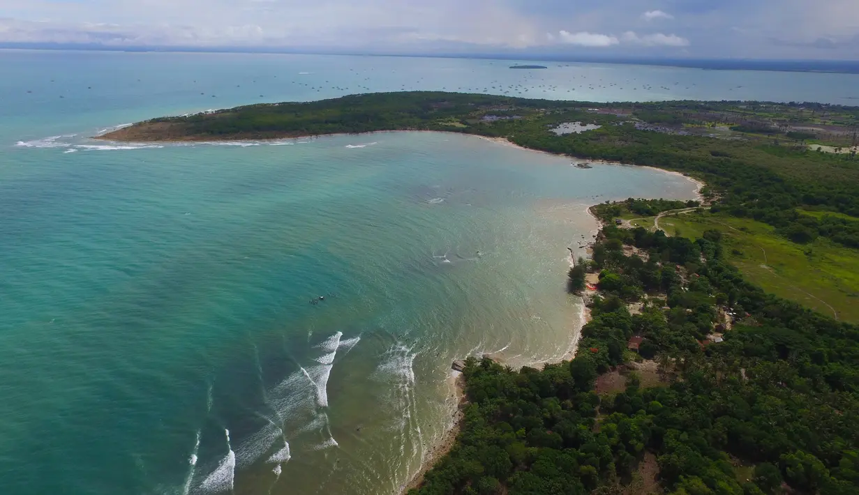 Pemandangan pantai Tanjung Lesung setelah tsunami menerjang daratan, Senin (24/24). Sebanyak 20 hotel rusak ringan dan berat akibat tsunami Tanjung Lesung. (AP Photo/Achmad Ibrahim)