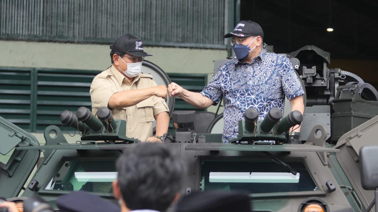 Menhan Prabowo Subianto mendampingi PM Malaysia Dato' Sri Ismail Sabri Yaakob dan Menhan Malaysia Dato' Seri Hishammuddin Hussein mengunjungi kantor pusat PT Pindad di Bandung, Kamis (11/11/2021).