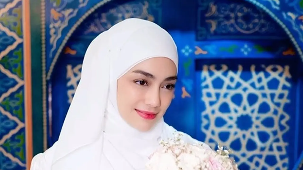 Potret Celine Evangelista mengenakan gamis dan hijab syari (Sumber: Instagram/celine_evangelista)