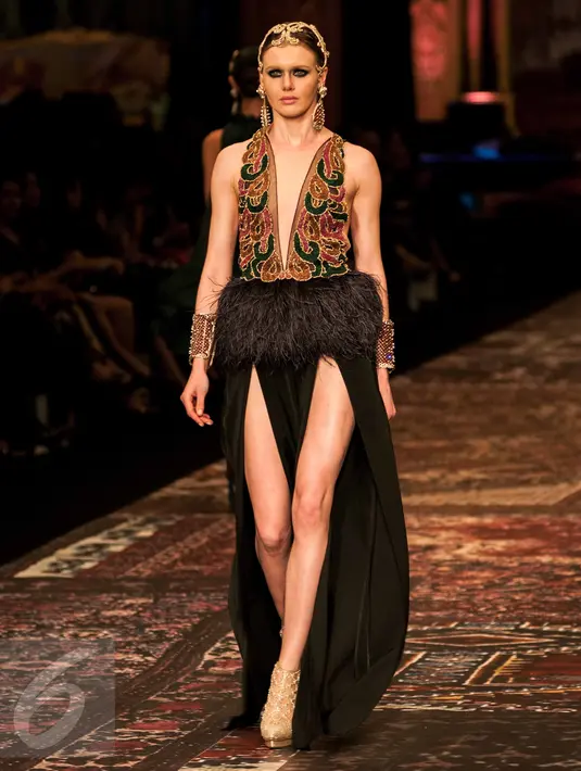 Model membawakan koleksi terbaru Sebastian Gunawan dalam peragaan busana tunggal di kawasan Senayan, Jakarta, Selasa (29/11). Peragaan bertajuk “La Divina Marchesa” itu terinpirasi dari sosok bangsawan Luisa Casati. (Liputan6.com/Gempur M Surya)