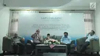 Sosiolog dari Universitas Indonesia, Tamrin Amal Tomagola (kedua kiri) memberikan pemaparan dalam acara temuan survei terkait ISIS, Jakarta, Minggu (4/6). (Liputan6.com/Helmi Afandi)