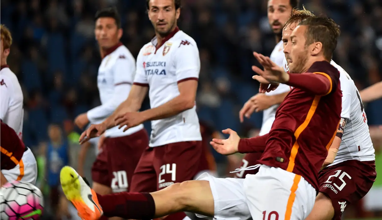 Pemain AS Roma, Francesco Totti, saat mencetak gol kedua Roma ke gawang Torino pada pertandingan Serie A di Stadion Olimpico, Roma, Kamis (21/4/2016) dini hari WIB. (AFP/Gabriel Bouys)