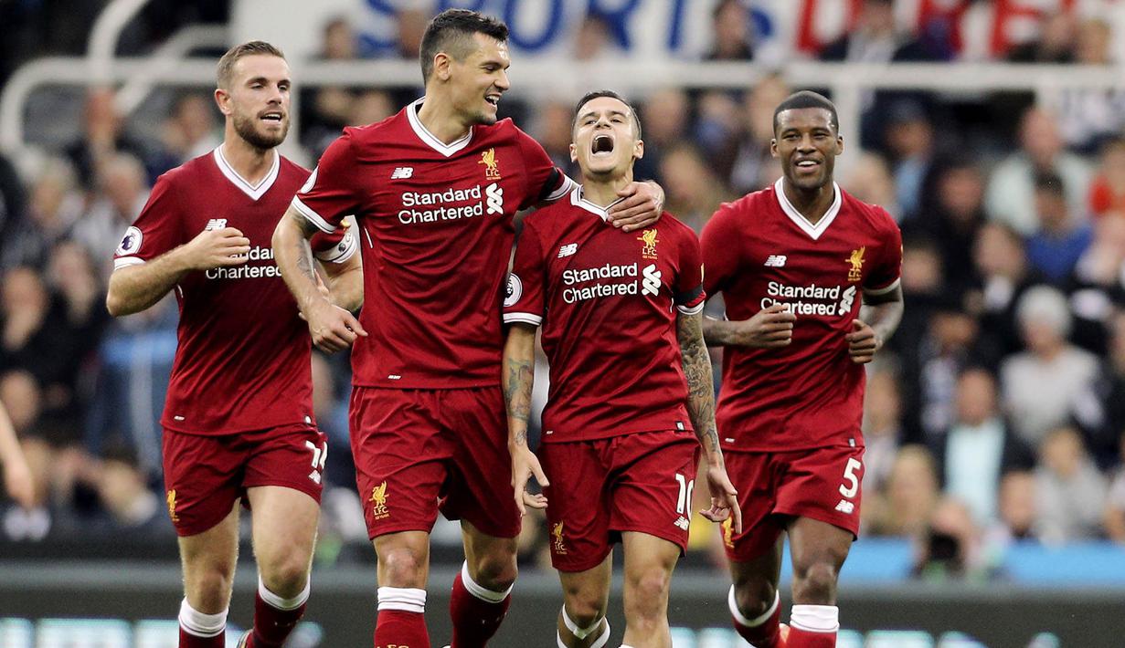Para pemain Liverpool merayakan gol yang dicetak oleh  Philippe Coutinho ke gawang Newcastle United pada laga Premier League di Stadion James' Park, Minggu (1/10/2017). Liverpool bermain imbang 1-1 dengan Newcastle United. (AP/Owen Humphreys)