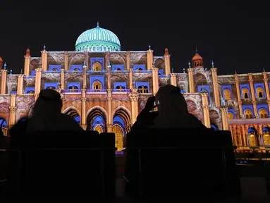 Bangunan ikonik kota Sharjah diterangi lampu warna-warni selama festival cahaya Sharjah di Uni Emirat Arab pada 13 Februari 2019. Festival cahaya tahunan ini menggunakan teknik pencahayaan dan teknologi 3D serta berlatar musik. (KARIM SAHIB/AFP)