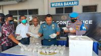 Palaksa Lanal Banyuwangi Mayor Laut (T) Hari Handoko (Tengah) tunjukan barang bukti benur hasil penggerebekan di Banyuwangi. (Hermawan Arifianto/Liputan6.com)