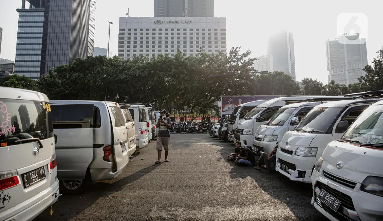 Kendaraan travel gelap yang disita jajaran Direktorat Lalu Lintas Polda Metro Jaya, Jakarta, Kamis (29/4/2021). Sebanyak 115 kendaraan travel gelap diamankan karena diduga kuat mengangkut pemudik di tengah masa pengetatan larangan mudik 2021. (Liputan6.com/Faizal Fanani)