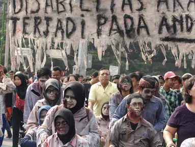 Penyandang disabilitas berkostum zombie melakukan aksi teatrikal dalam Festival Bebas Batas 2018 di CFD Jakarta, Minggu (14/10). Festival ini mengedukasi publik bahwa para disabilitas memiliki peranan sama dalam masyarakat. (Merdeka.com/Iqbal Nugroho)