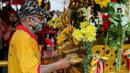 Warga keturunan Tionghoa membawa patung dewa saat Festival Cap Go Meh 2023 di kawasan Glodok, Jakarta, Minggu (5/2/2023). Warga keturunan Tionghoa meyakini dalam perayaan Cap Go Meh para dewa keluar dari surga untuk membagikan keselamatan, kesejahteraan, dan nasib baik. (Liputan6.com/Faizal Fanani)
