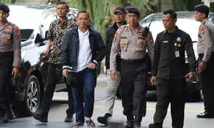 Bupati Pati, Sudewo (ketiga kiri) dikawal petugas setibanya di Gedung Merah Putih Komisi Pemberantasan Korupsi (KPK), Jakarta, Selasa (20/1/2026). Usai tertangkap tangan, Bupati Pati Sudewo digelandang ke Gedung Merah Putih Komisi Pemberantasan Korupsi (KPK), Jakarta. (merdeka.com/Arie Basuki)