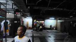 Pedagang Pasar Senen yang direlokasi di kios sementara Blok V Pasar Senen itu mengaku pendapatannya semakin menurun akibat sepinya pengunjung, Jakarta, Selasa (24/6/14). (Liputan6.com/Faizal Fanani)