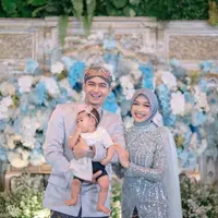 Hari Minggu [20/3] kemarin keluarga Ria Ricis-Teuku Ryan gelar acara tedhak siten untuk Moana. [Foto: IG/windrafotografi].