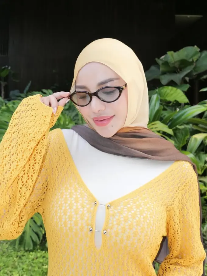 Aurel Hermansyah dengan Gaya Resort Berhijab saat Liburan di Bali. [@aurelie.hermansyah]