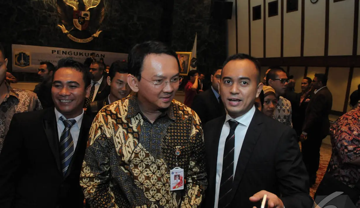 Wakil Gubernur DKI Jakarta Basuki Tjahaja Purnama (Ahok) mengukuhkan anggota baru HIPMI Jaya, Jakarta, Kamis (9/10/2014) (Liputan6.com/Herman Zakharia)