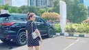 Kali ini ia tampil santai dengan mini dress hitam motif polkadot dengan membawa shoulder bag dari Chanel. Penampilannya semakin santai dengan sandal jepit dan rambut ponytailnya. @medinazein92