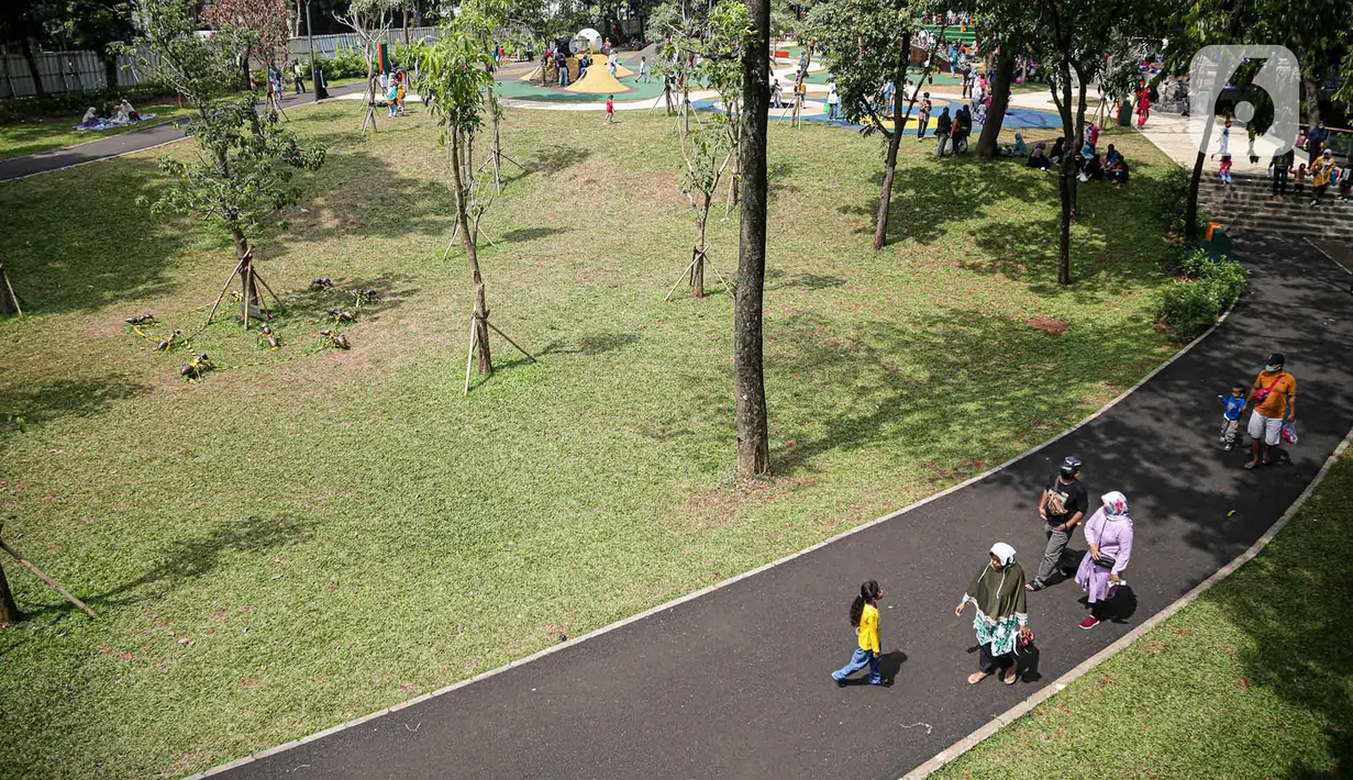 <p>Pengunjung berjalan di Tebet Eco Park, Jakarta, Selasa (10/5/2022). Warga memanfaatkan libur dengan bermain dan berolahraga di taman terbuka setelah pemerintah memperpanjang masa liburan sekolah hingga tanggal 11 Mei 2022. (Liputan6.com/Faizal Fanani)</p>