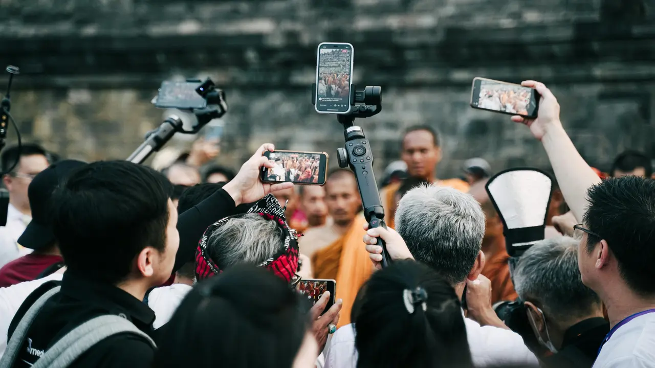 Prompt Gemini AI Edit Foto Liburan Penuh Orang