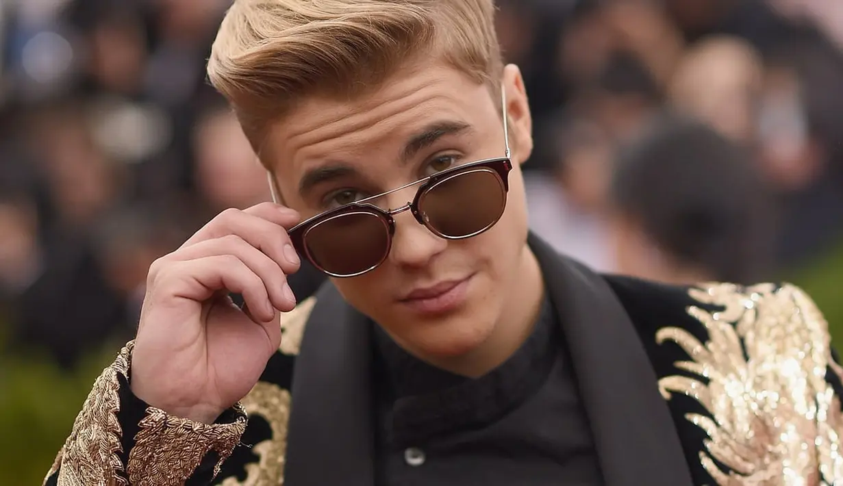 Saksi mengatakan bahwa lelaki itu tiba-tiba mencekik sang wanita dan menolak untuk melepaskannya. (rollingstone.com)