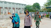 Petugas Puskesmas kecamatan dan Polsek Tampan berkoordinasi dengan pesantren yang santrinya terpapar Covid-19. (Liputan6.com/M Syukur)