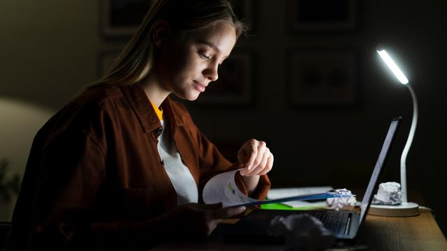 Ilustrasi begadang, kerja larut malam